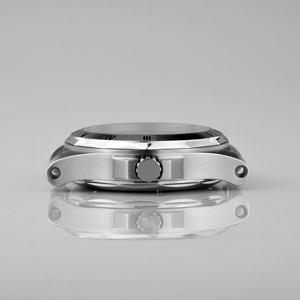 WC013 Stainless-steel Case With Angular Bezel And Brushed Finish